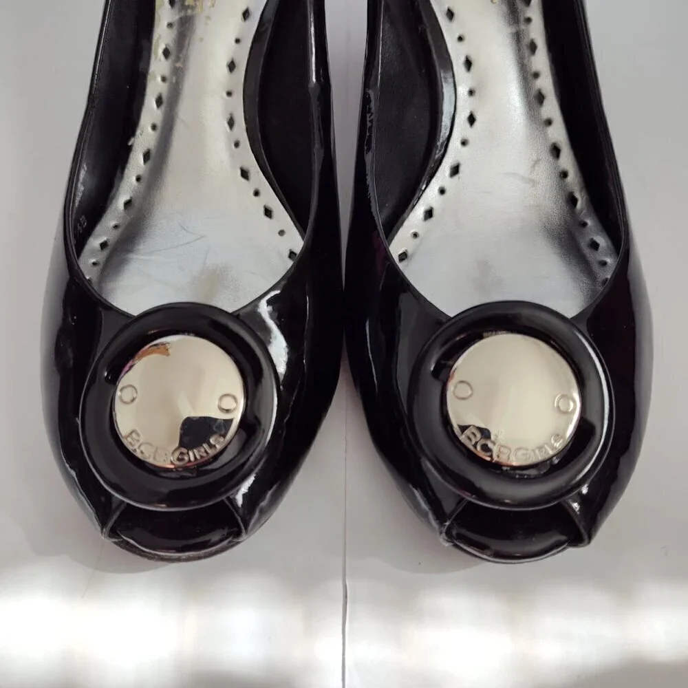 Ladies SZ 6-1/2B BCBG Black Patent Leather Pump